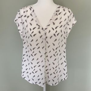 Fun2Fun vneck blouse with feather print